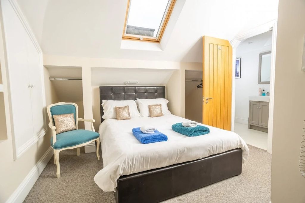 Property photo 1 of 17 Bedroom 8