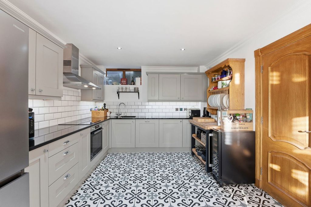 Property photo 3 of 30