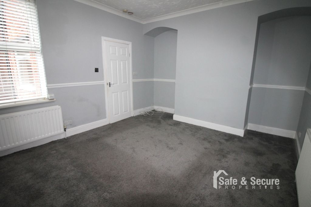 Property photo 3 of 11 Living Room (1)