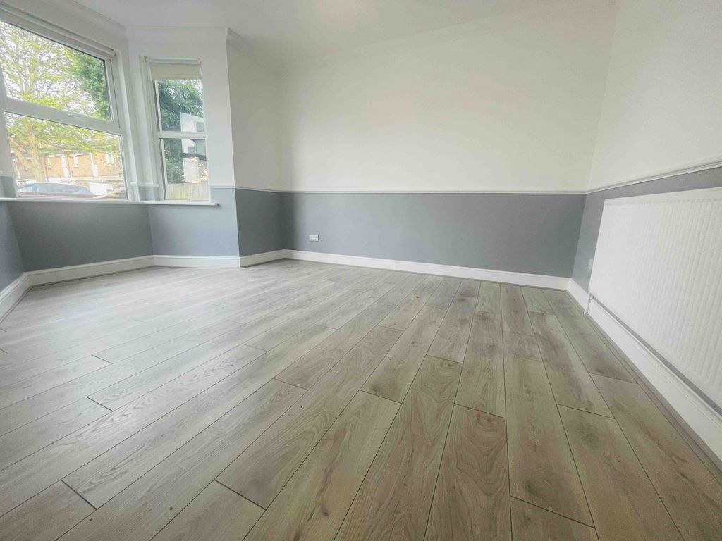 Property photo 1 of 15 5 Bedroom House