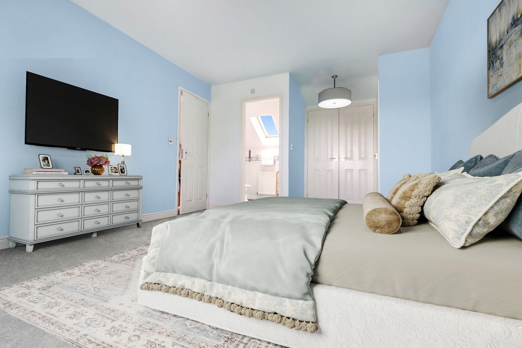 Property photo 2 of 21 Master Bedroom