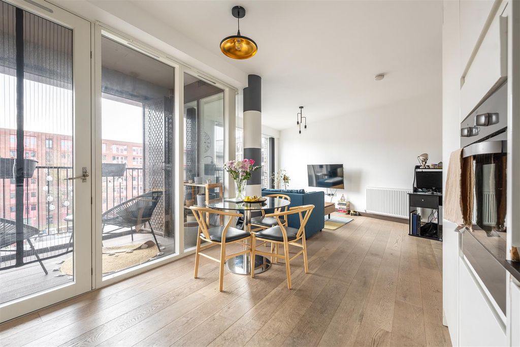 Property photo 2 of 20 Smeed Road, E3