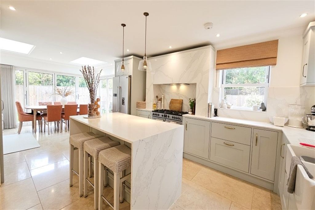 Property photo 3 of 25 Kitchen