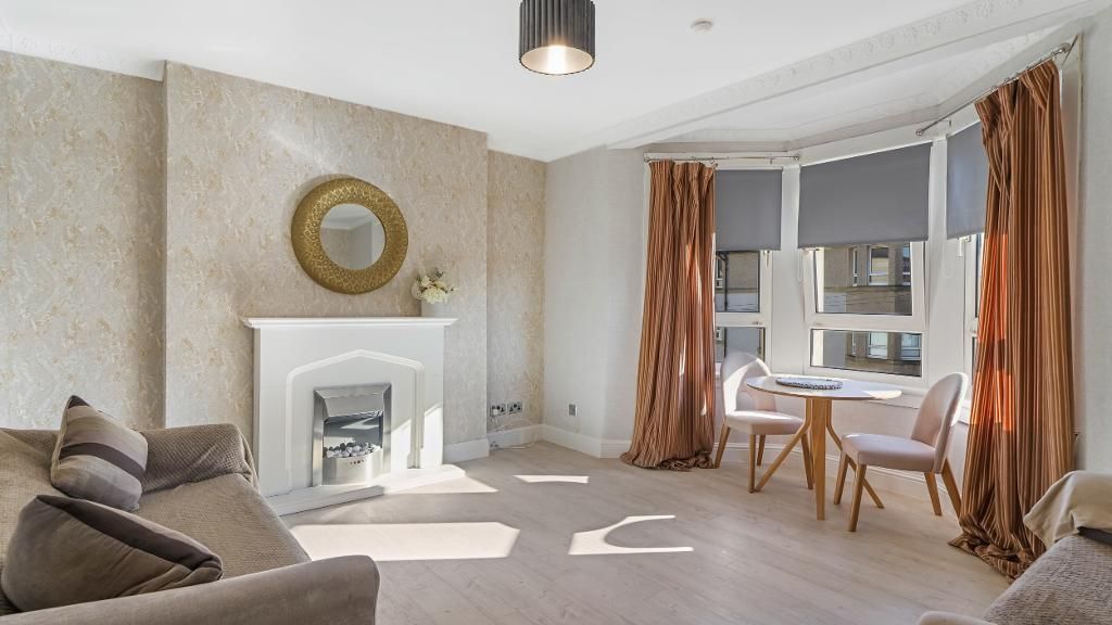 Property photo 2 of 21 Living/ Dining Room