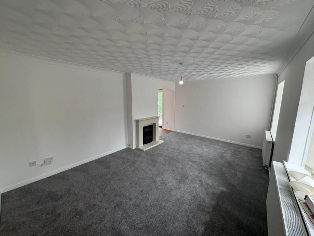 Property photo 3 of 11 Living Room