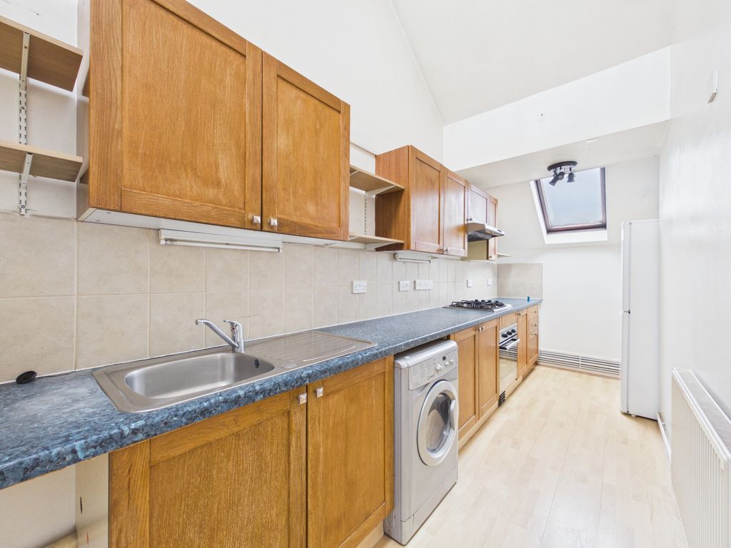 Property photo 3 of 8 Cam01354G0-Pr0716-Still006