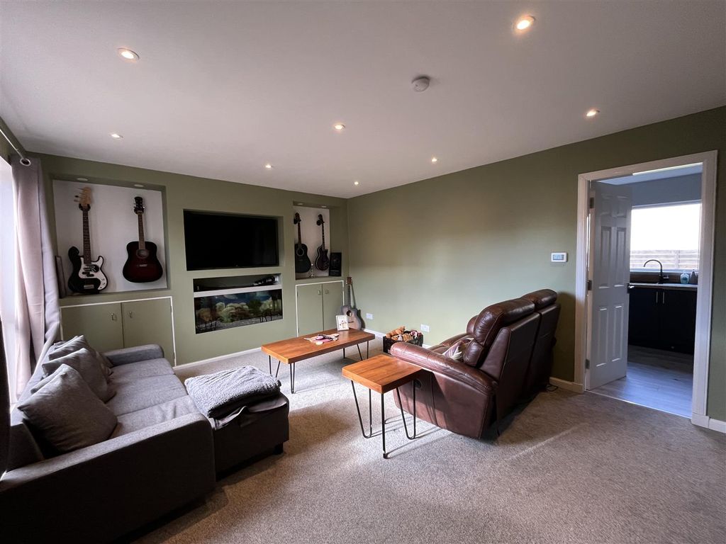 Property photo 3 of 13 Lounge