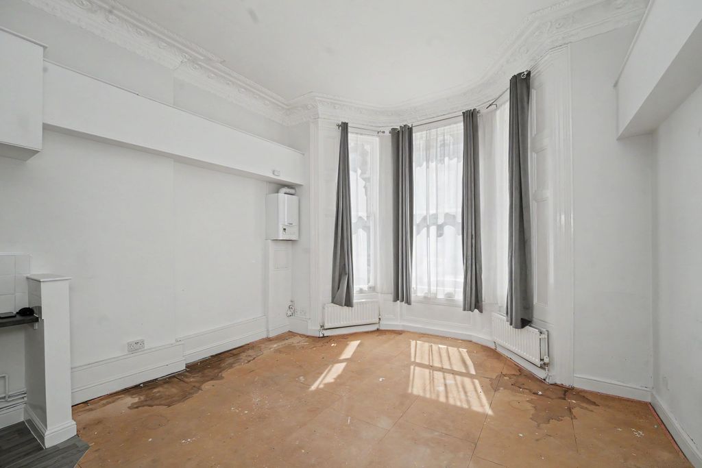Property photo 2 of 6 Flat 2, 16 Nevern Place, Earls Court, London Sw5 9Pr