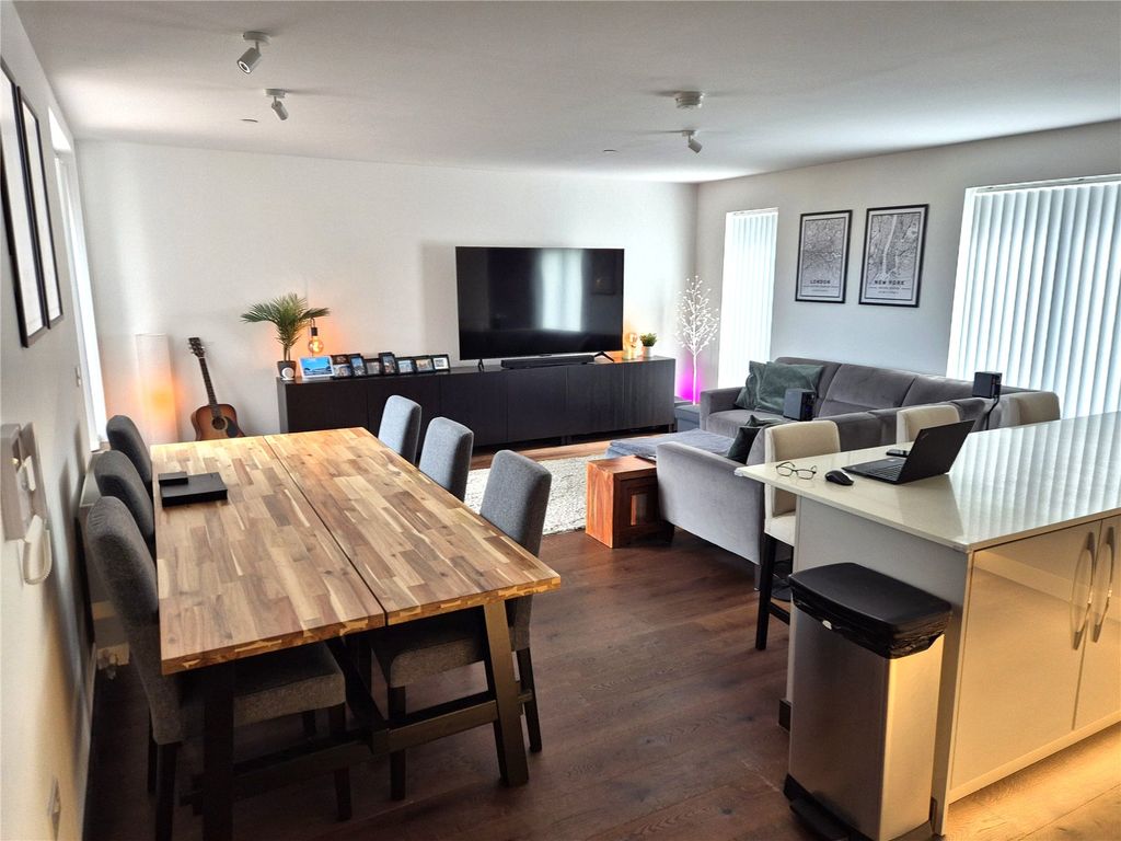 Additional image 5 of 2 bed flat for sale52 Queens Road, East Grinstead, West Sussex RH19