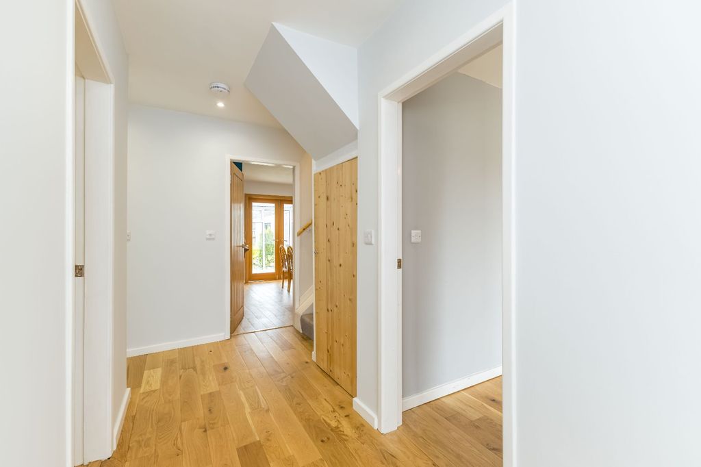 Property photo 3 of 25 Entrance Hall