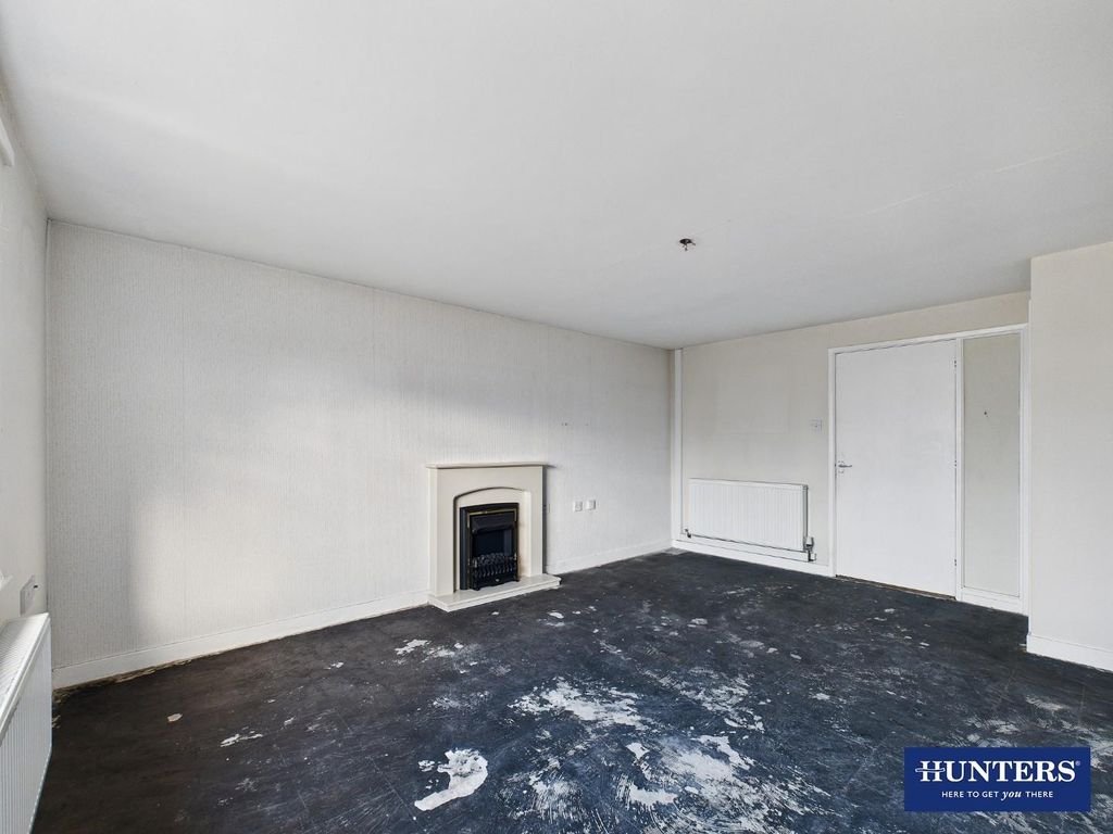 Property photo 3 of 17 Living Room