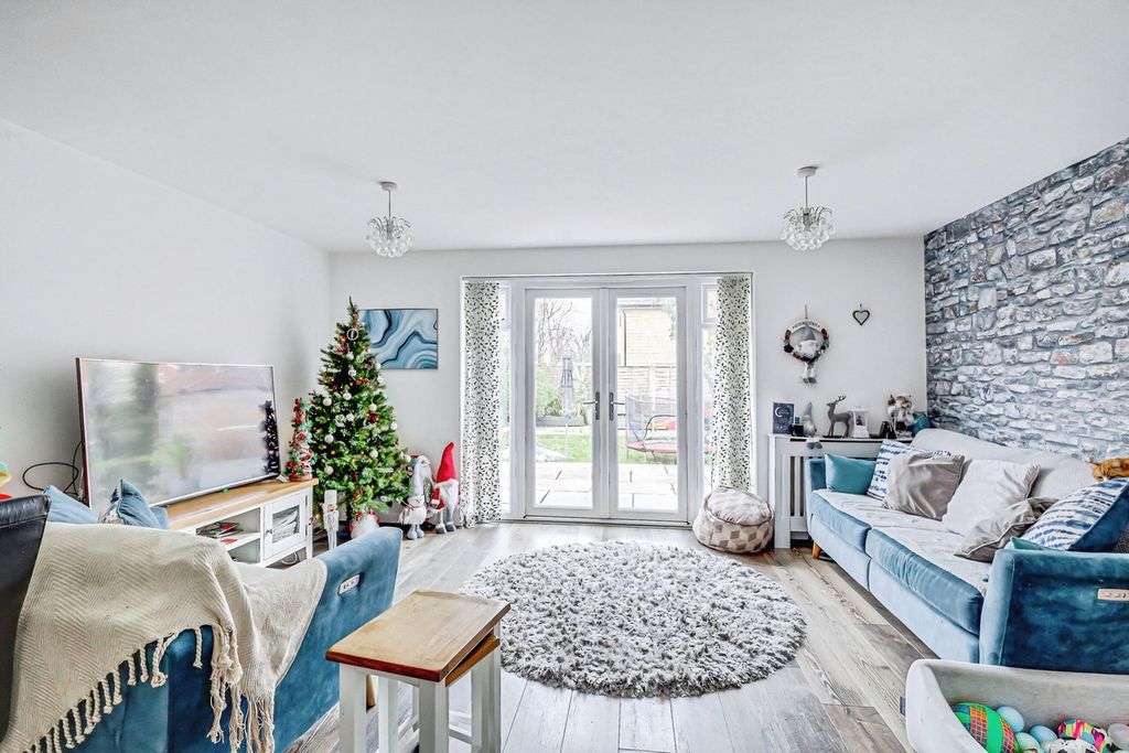 Property photo 3 of 21