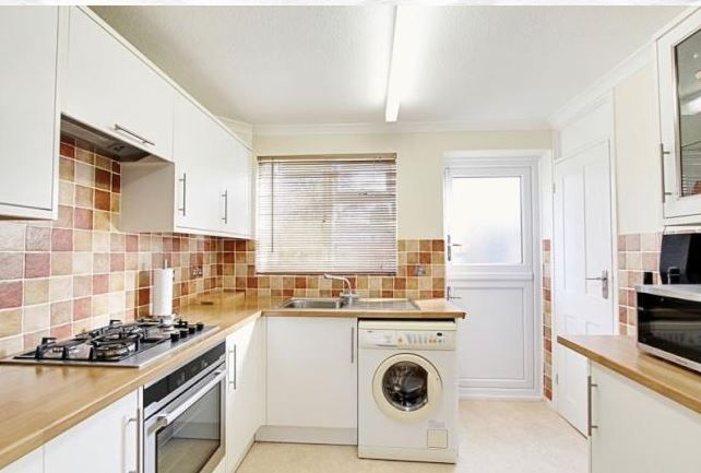 Property photo 1 of 9 Bangor Close, Northolt Ub5 P3