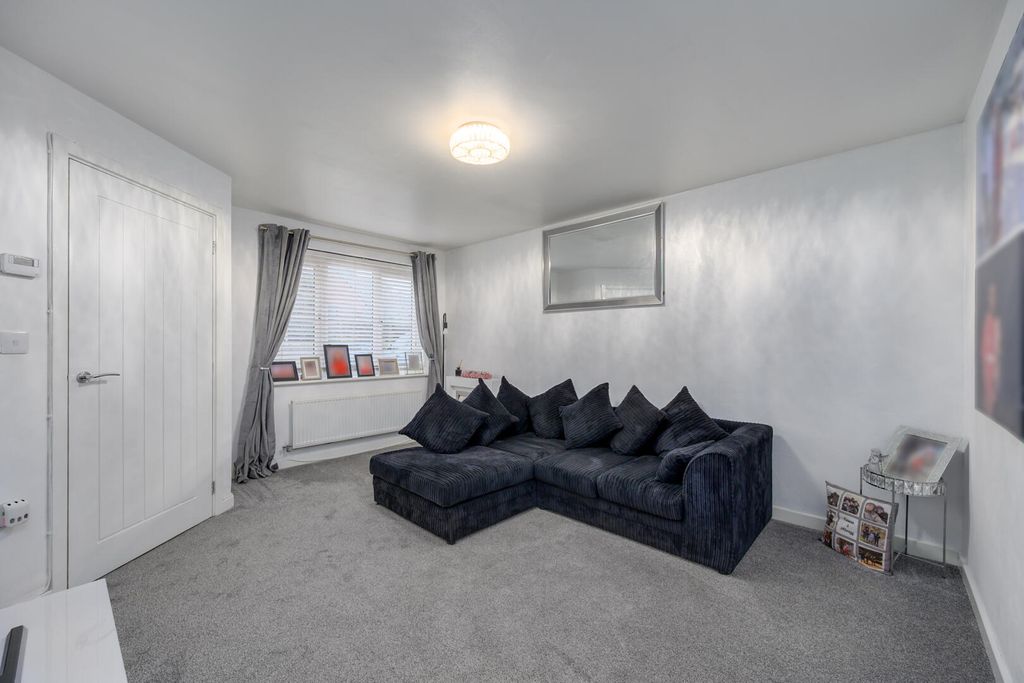 Property photo 3 of 18 Living Room