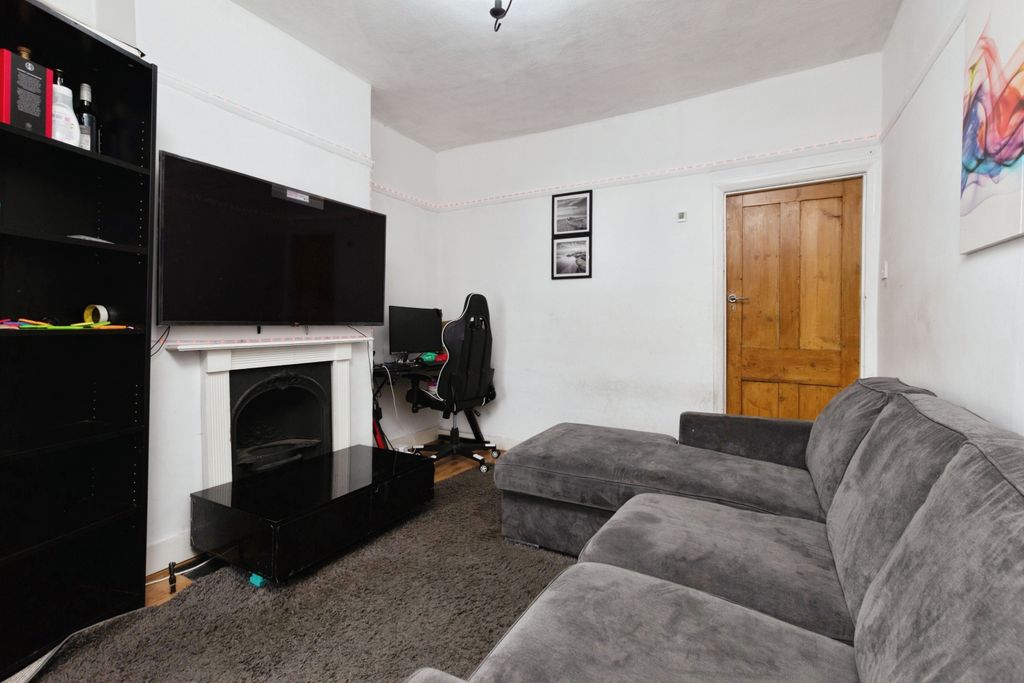 Property photo 3 of 16 Lounge