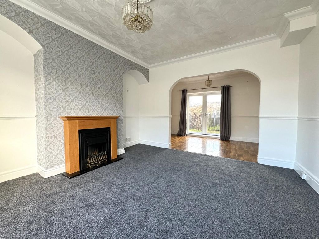 Property photo 3 of 14 Lounge