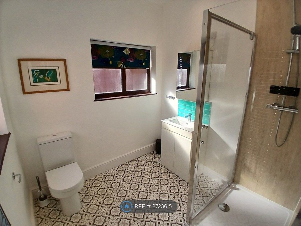 Property photo 3 of 30 Spacious Middle Floor Bathroom - All New