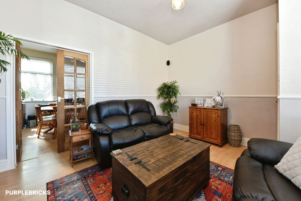 Property photo 3 of 22 Lounge
