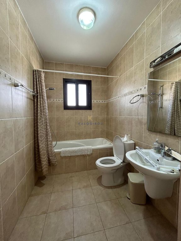 Property photo 2 of 27