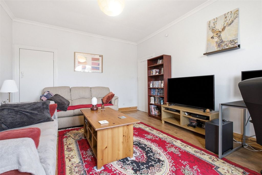 Property photo 3 of 11 Lounge Additional