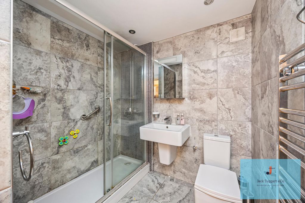 Property photo 3 of 16 Bathroom