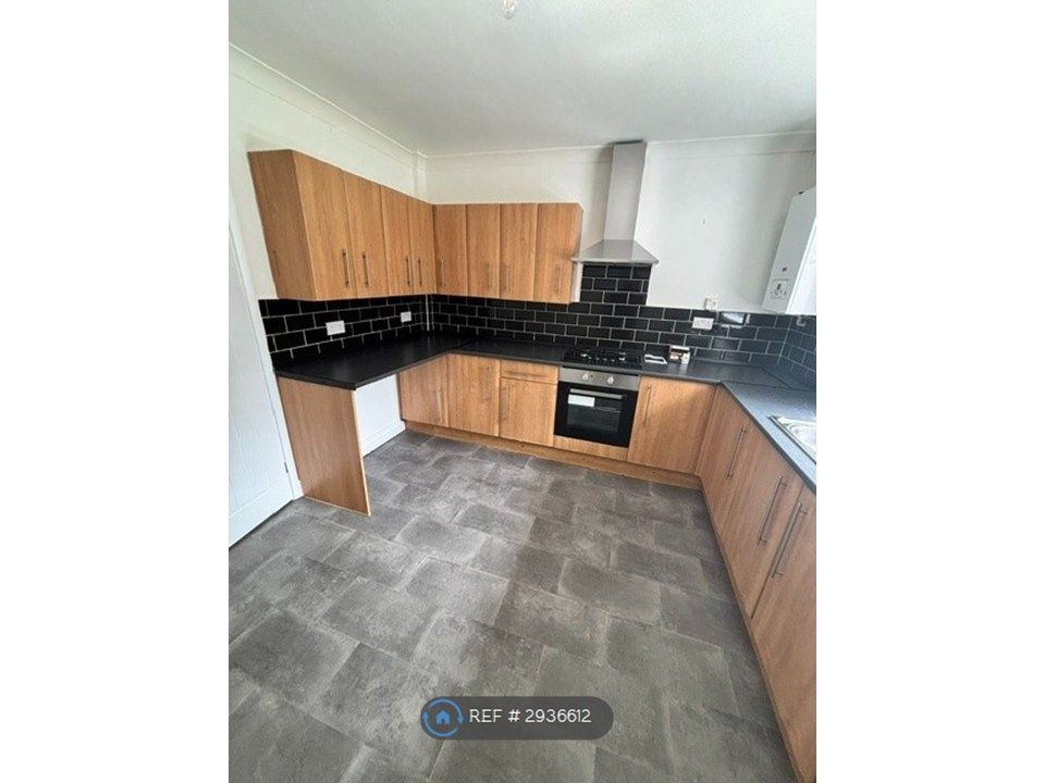 Property photo 3 of 11 Kitchen
