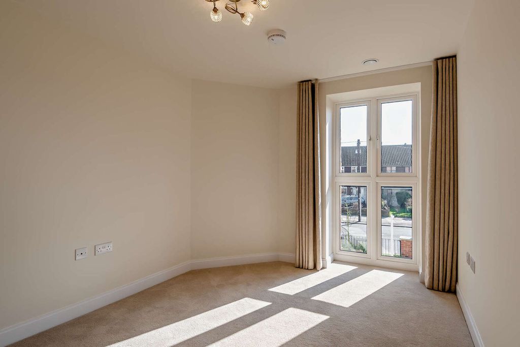 Property photo 2 of 9 Bedroom