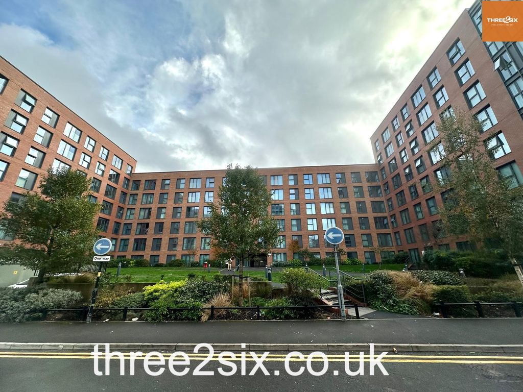 Property photo 1 of 7 Modern 2-Bed, 2-Bath Apartment In City Centre Location