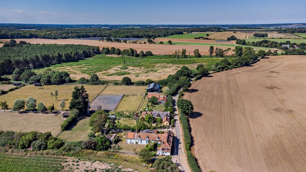 Property photo 2 of 36 8655309-Exterior08-800