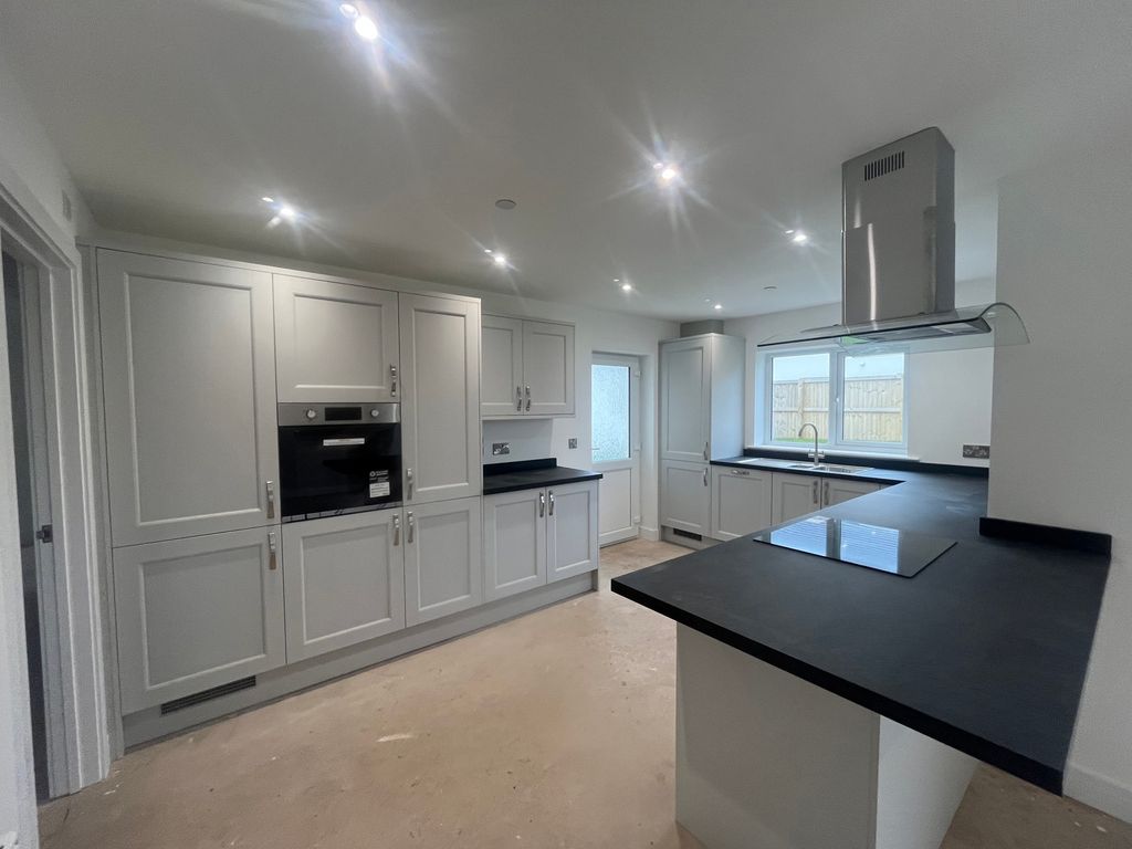 Property photo 3 of 19 Kitchen