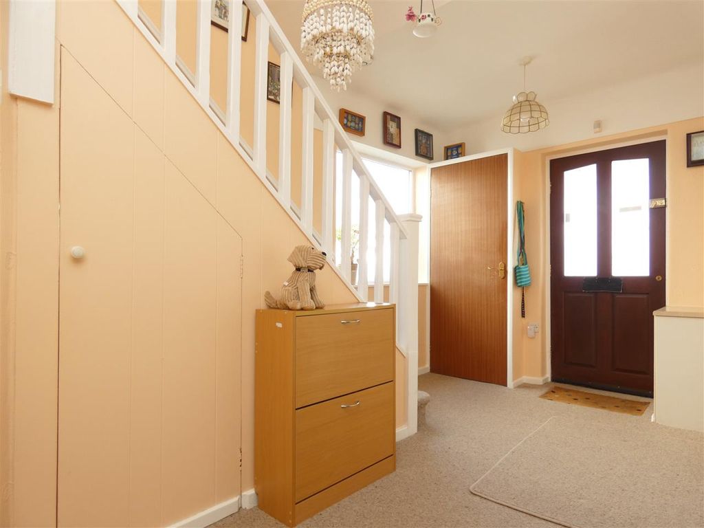 Property photo 3 of 19 Entrance Hall