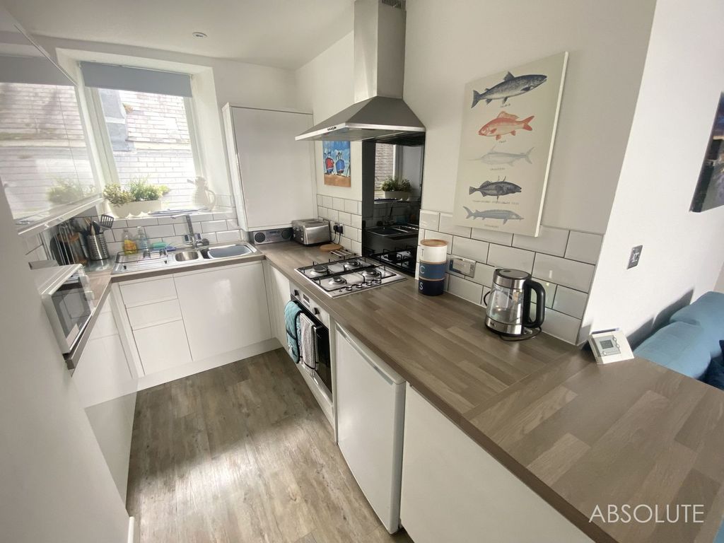 Property photo 3 of 11 Kitchen