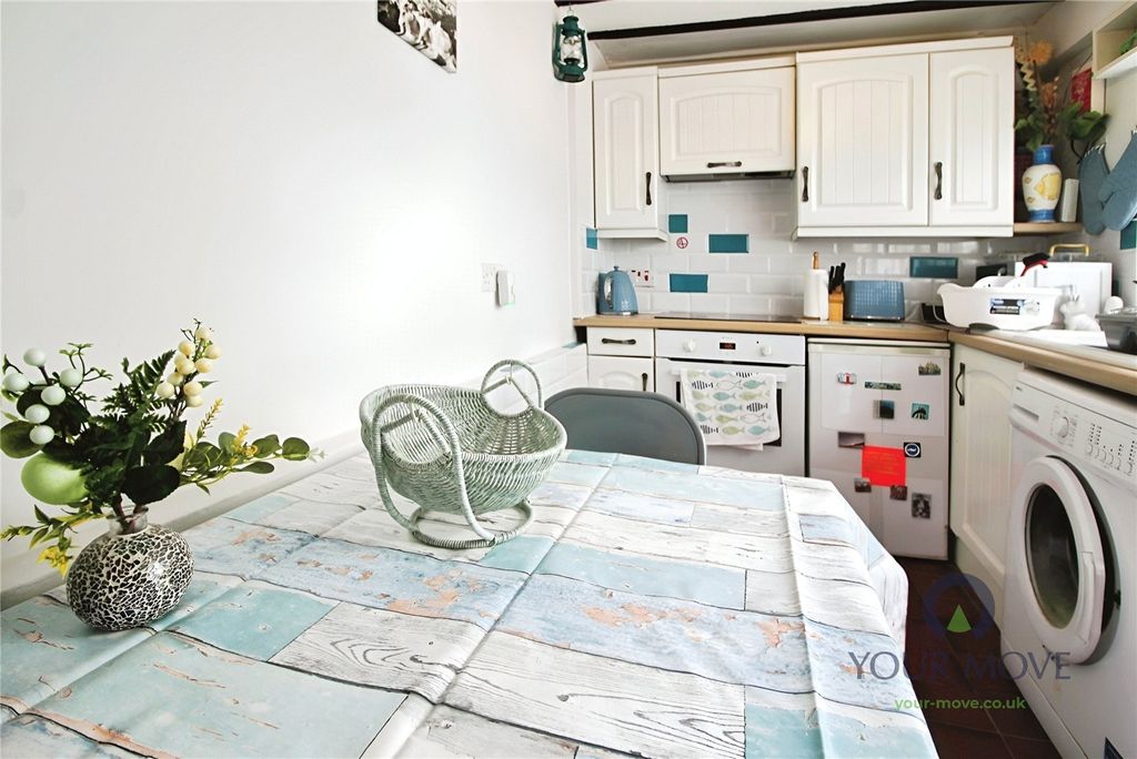 Property photo 3 of 9 Kitchen