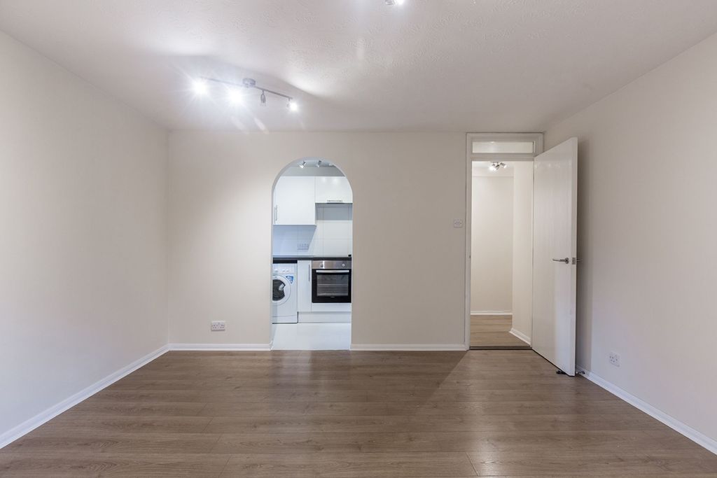 Property photo 3 of 10 Doors (Example)