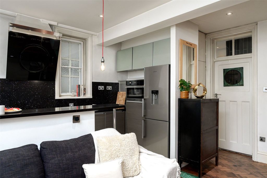 Property photo 3 of 19 Living/Kitchen