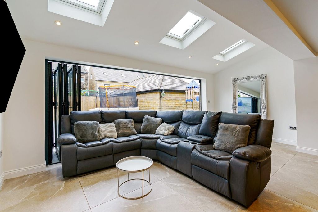 Property photo 3 of 42 87787_6 Cairn Avenue Guiseley  (9)_Low.Jpg