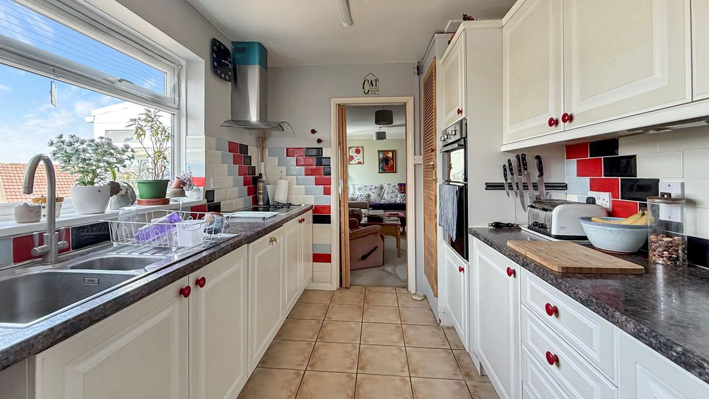 Property photo 3 of 17 Kitchen