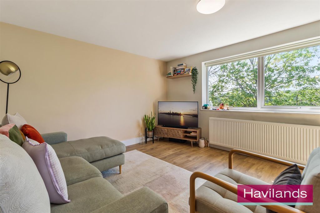 Property photo 2 of 12 Gallus Close-1.Jpg