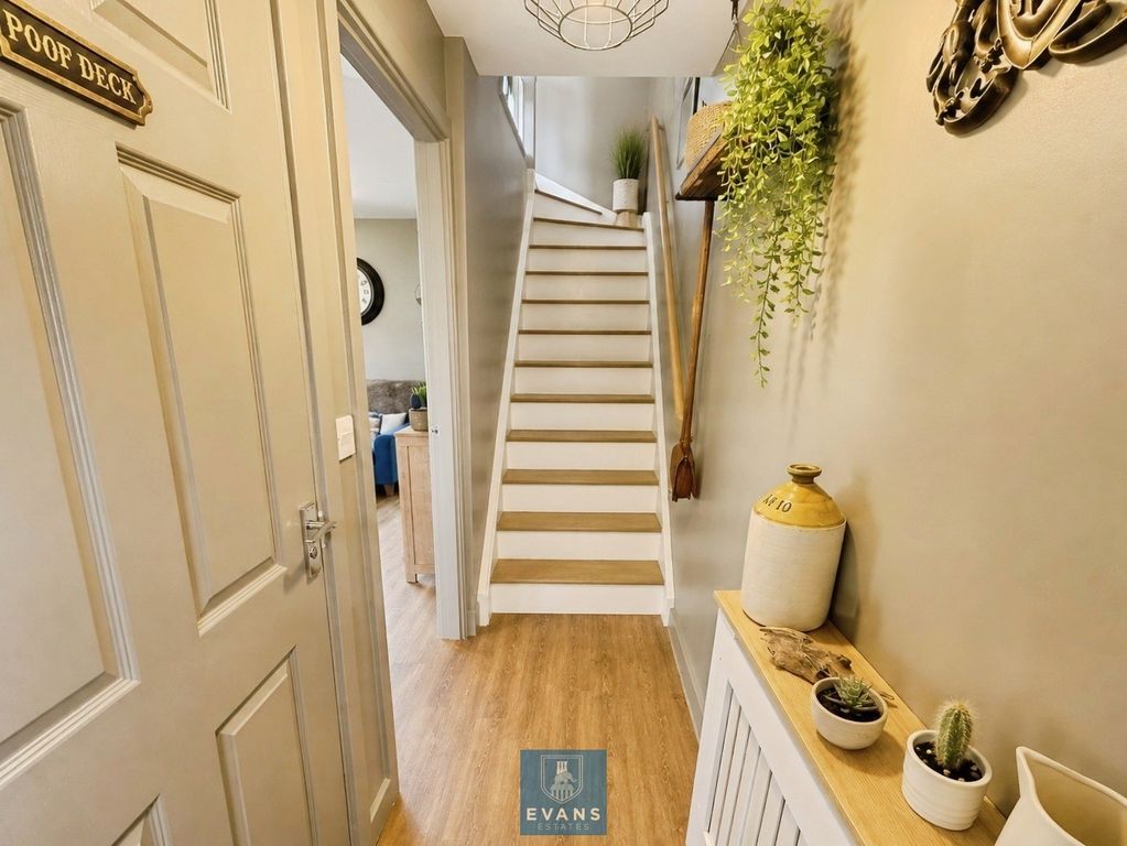 Property photo 2 of 19 Entrance Hall