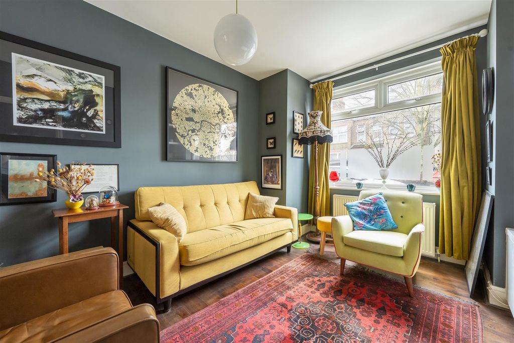 Property photo 2 of 26 Macdonald Road, E17