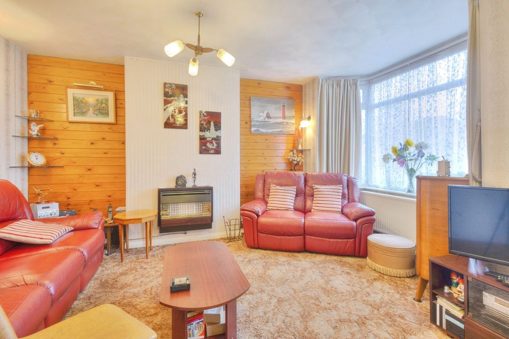 Property photo 3 of 19 Lounge