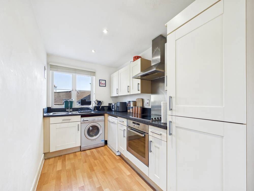 Property photo 3 of 11 Giraffe360-Still007