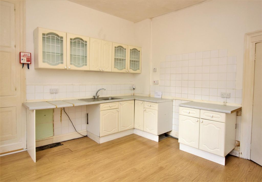 Property photo 2 of 7 Kitchen