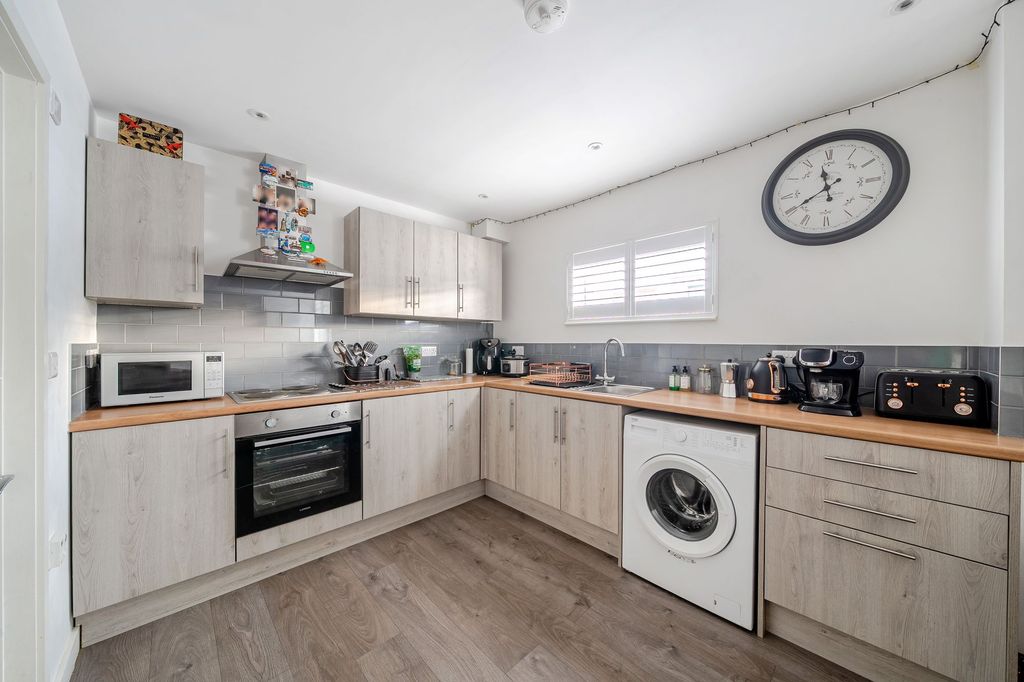 Property photo 3 of 11 Living Room/ Kitchen