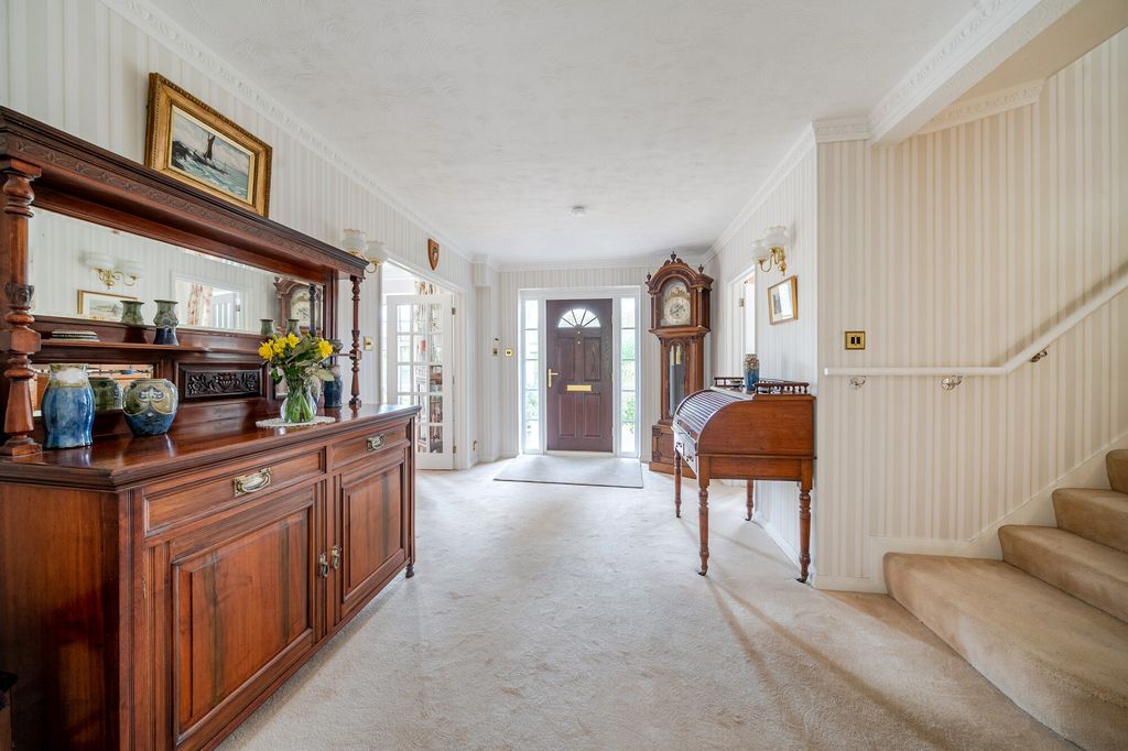 Property photo 2 of 25