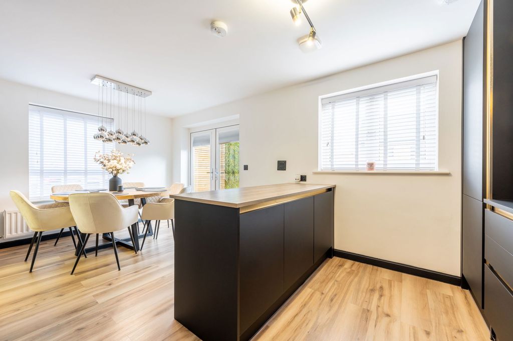 Property photo 2 of 31