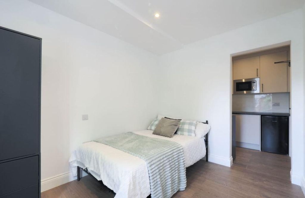 Property photo 1 of 16 Bedroom