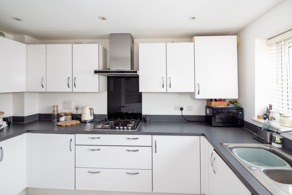 Property photo 3 of 21 Kitchen