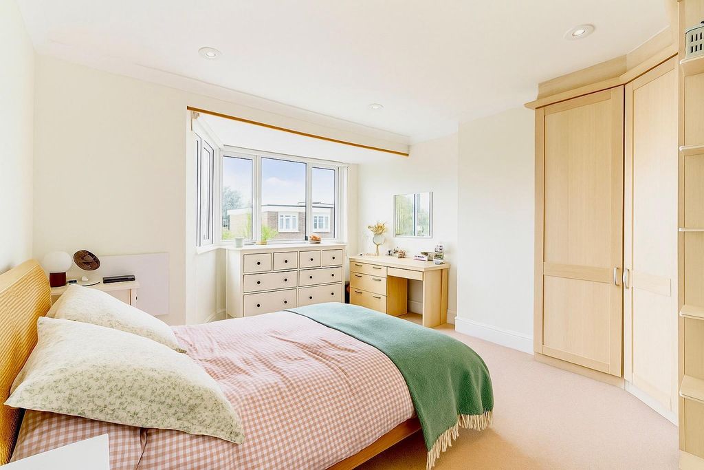 Property photo 1 of 11 Room 1