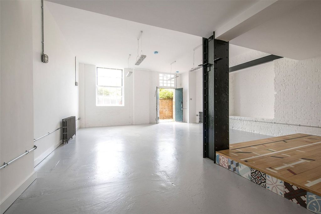 Property photo 2 of 15 Spratt's Factory E14